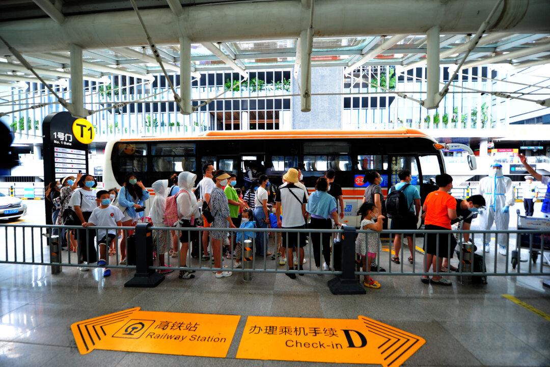 150,000 Tourists Stranded in Hainan, Regime Represses Their Protests