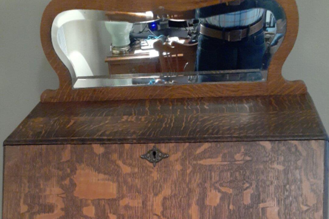 Desk Features Glorious Bold Pattern