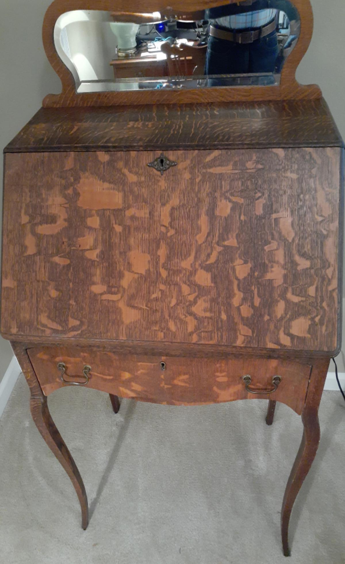 Desk Features Glorious Bold Pattern