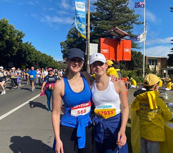 Sydney Falun Gong practitioner demonstrated exercises and collected signatures at the finish line. Deborah Rice (Left) signed to support the“End CCP”campaign. (The Epoch Times)