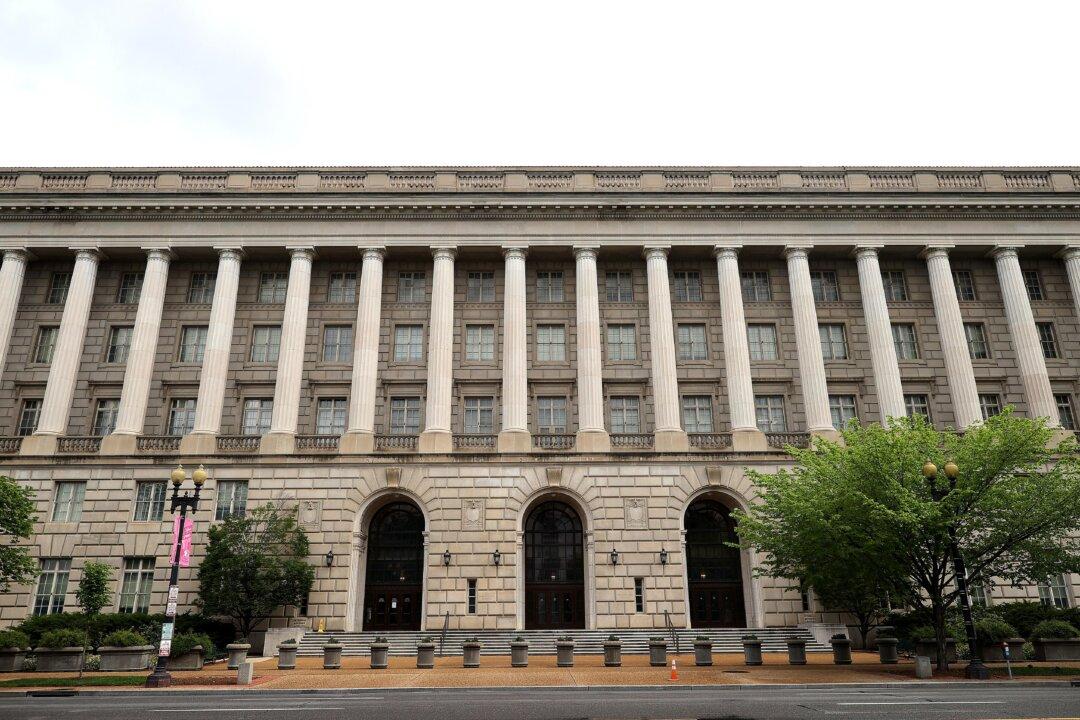 IRS Warning Americans to Report $600 Transactions From Payment Processors or Risk Facing Audit