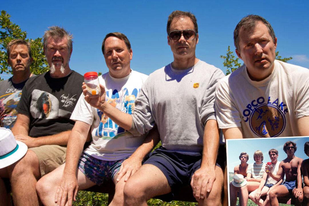 ‘A Testament to Our Friendship’: 5 Friends Re-create a Photo Every 5 Years for 40 Years