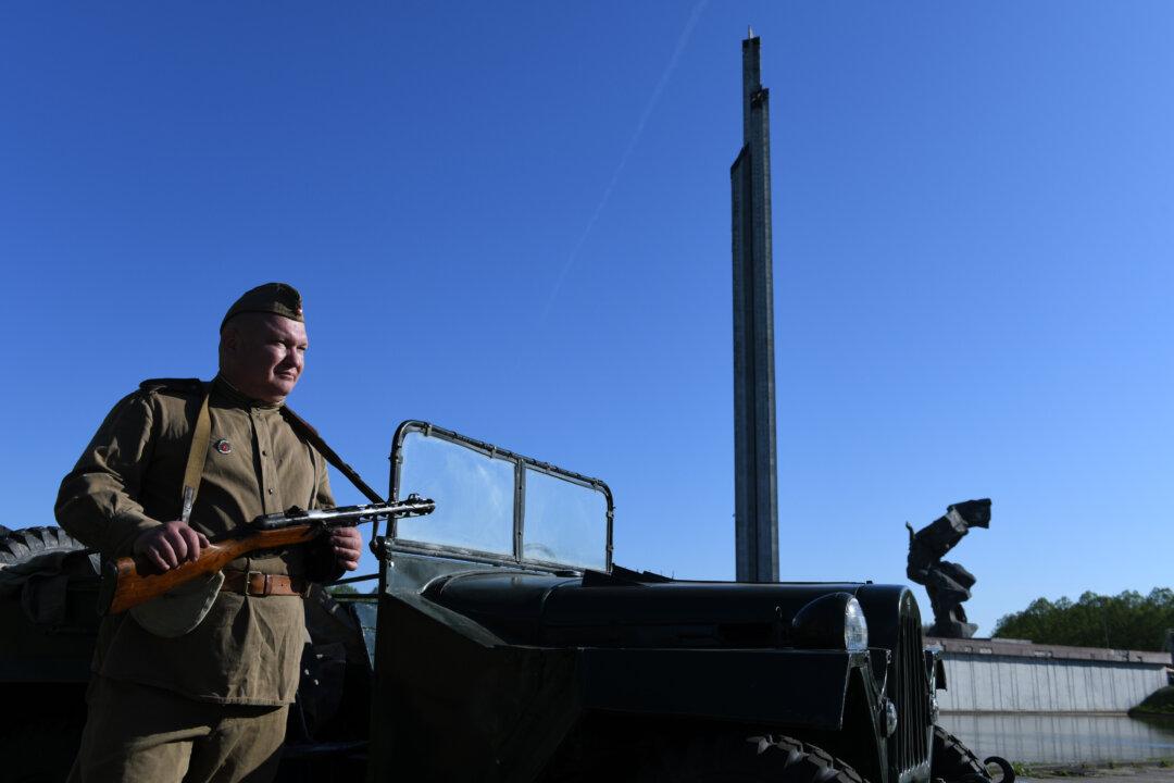 Latvia’s Capital City Riga Takes Down Soviet-Era Monument