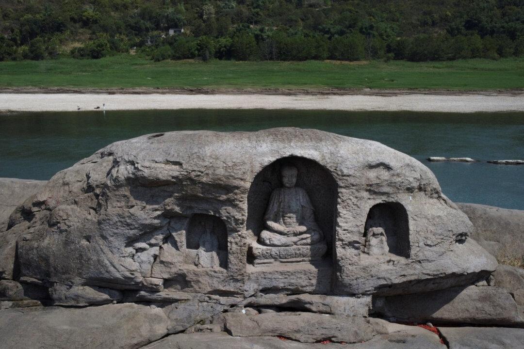 Receding Water Levels of China’s Yangtze Reveal Ancient Buddha Statues
