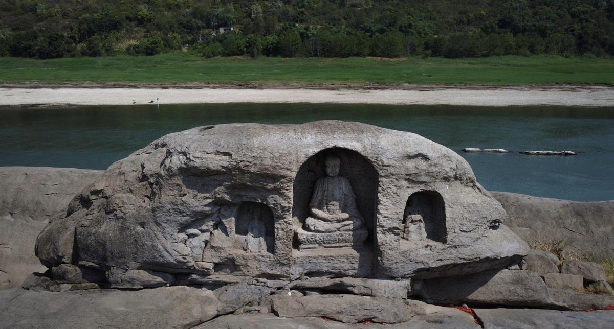 Receding Water Levels of China’s Yangtze Reveal Ancient Buddha Statues