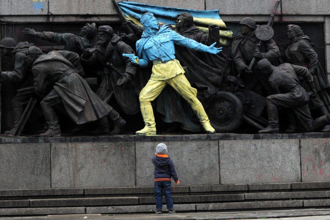 Ukraine War Prompts Baltic States to Remove Soviet Memorials