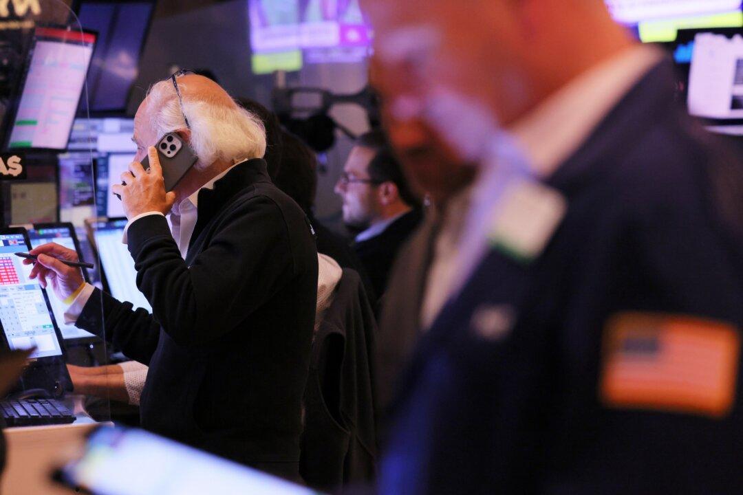 Stocks Edge Higher as Wall Street Waits for Fed Speech