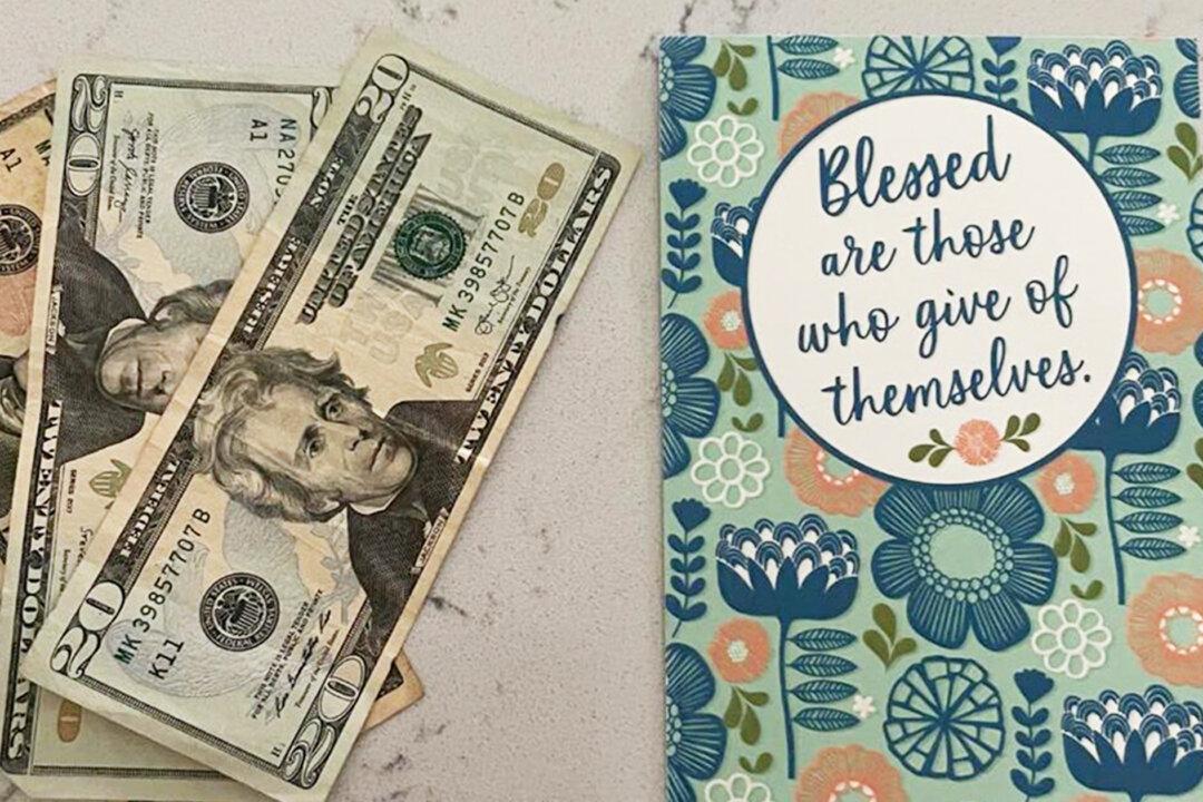 Customer Complains About Delay in Order but Returns With a Gift After Learning Restaurant Was Short-Staffed