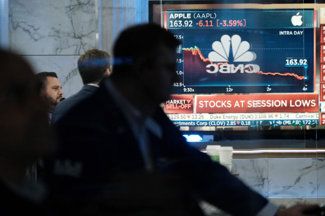 Dow Drops 1,000 After Fed’s Powell Says Rates Will Stay High