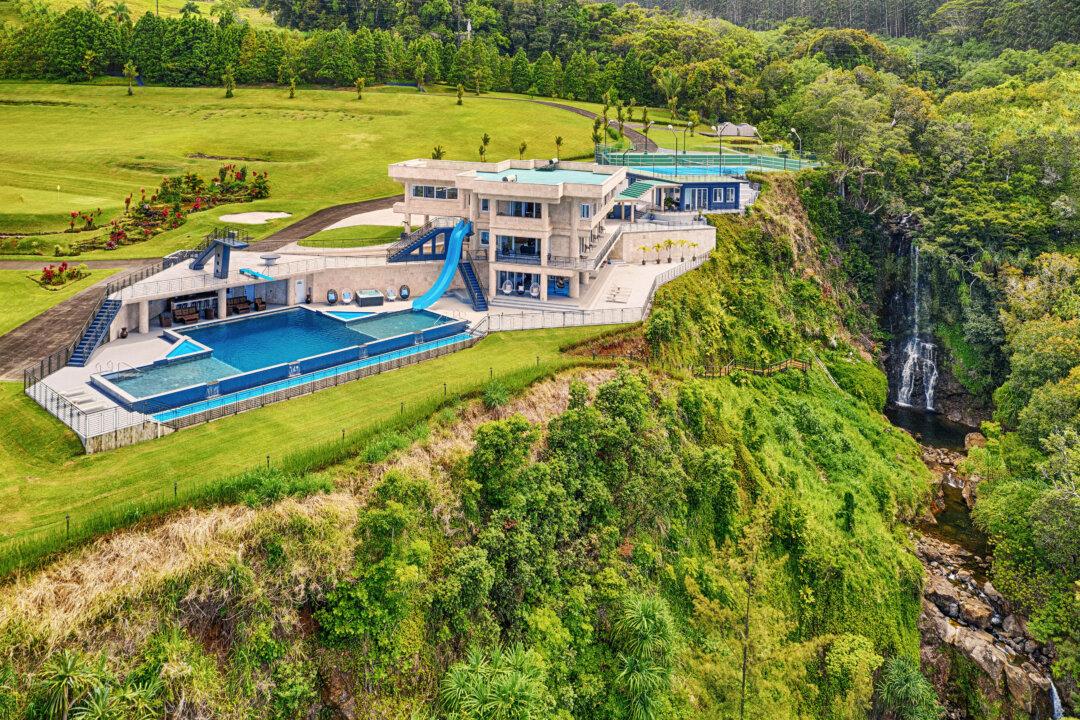 A Slice of Hawaiian Heaven Up for Auction