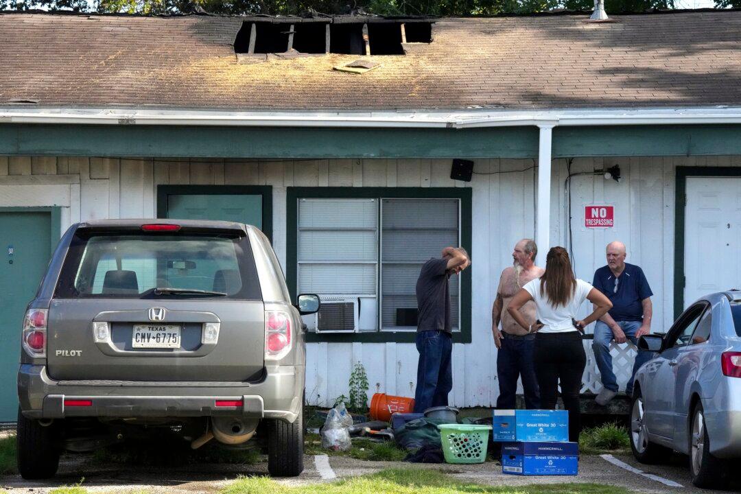 Police: Houston Tenant Kills 3 Others, Set Fire to Lure Them