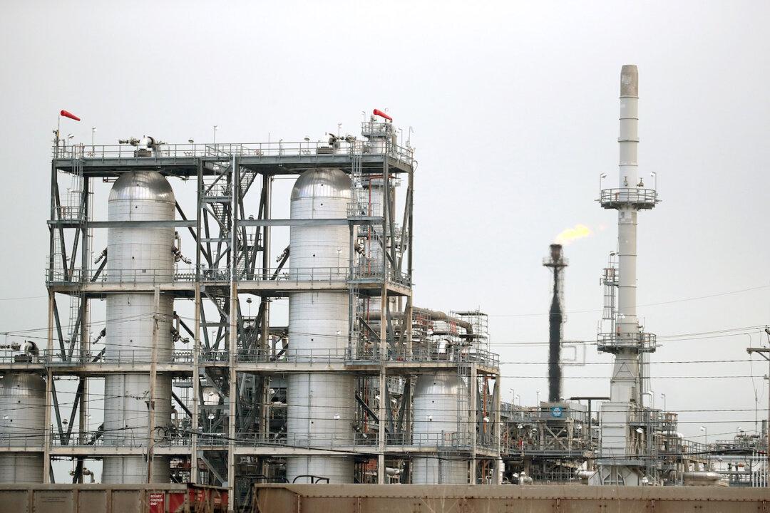 Feds Declare Emergency in 4 States After Oil Refinery Fire in Indiana