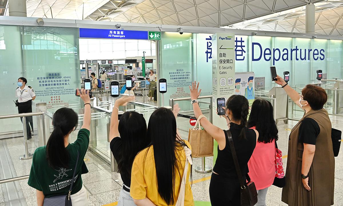 Polls Indicate a Decline in Those Interested in Leaving Hong Kong; Scholar Challenges the Result of Survey