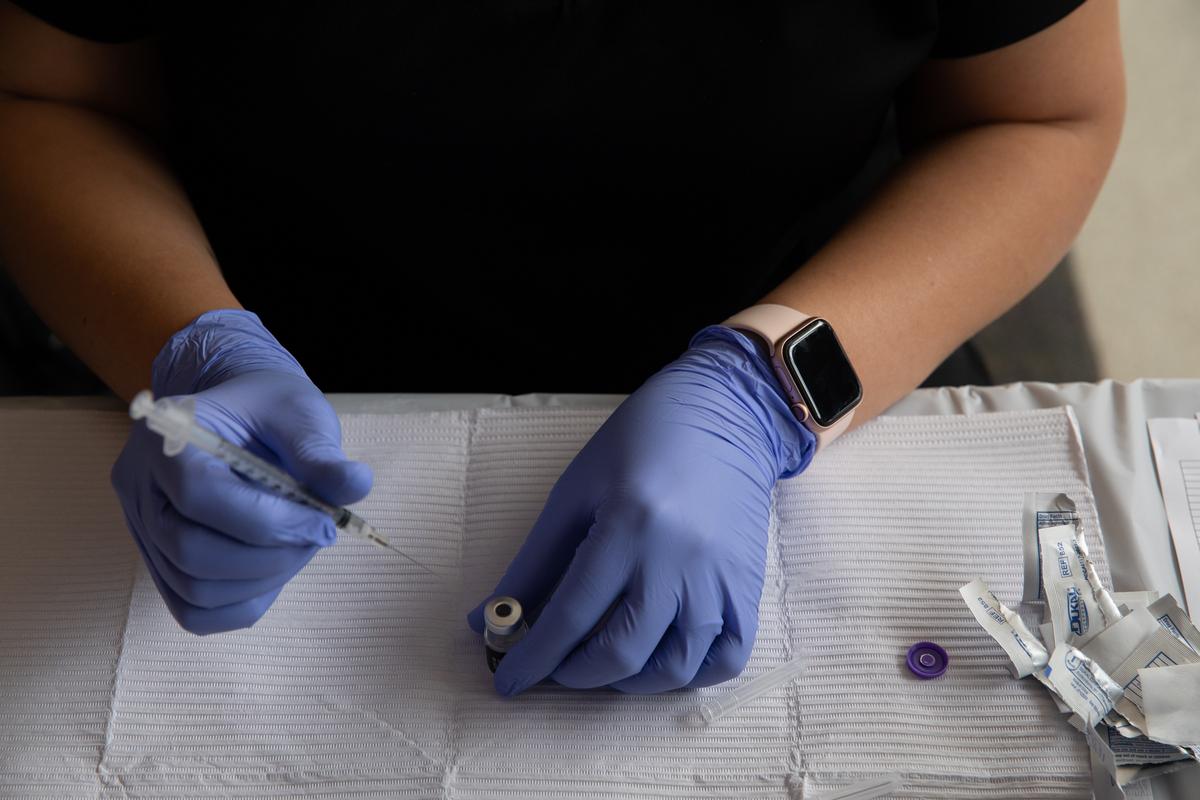 Triple Vaccinated More Likely Than Unvaccinated to Get Symptomatic COVID-19: Study