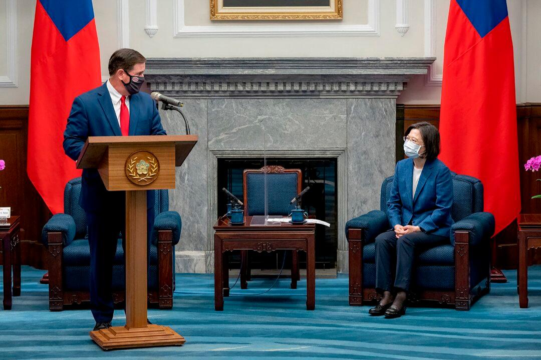 Arizona Gov. Ducey Visits Taiwan, Meets President Tsai