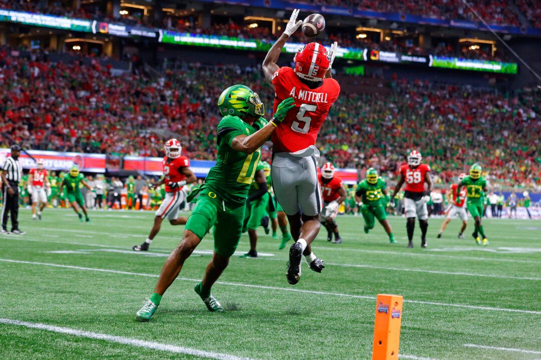 Bennett, Georgia D Lead No. 3 Dawgs to 49–3 Rout of Oregon