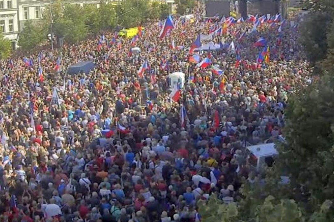 Tens of Thousands Protest Against Czech Government, EU, NATO