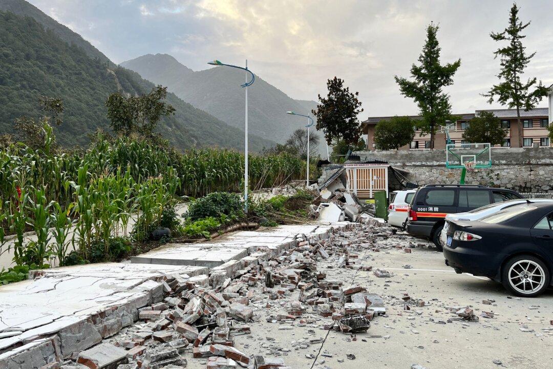 Strong Earthquake Shakes COVID-Stricken Chinese Province, Killing at Least 21