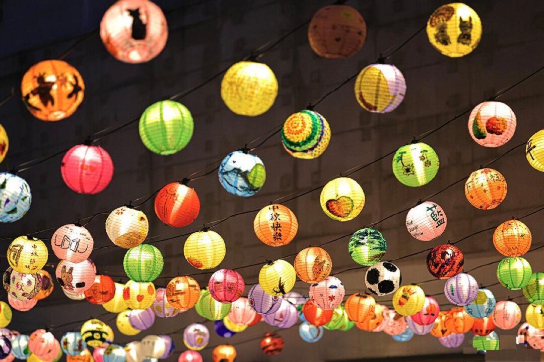 Handmade Rare Chinese Lanterns Light Up the Mid-Autumn Festival
