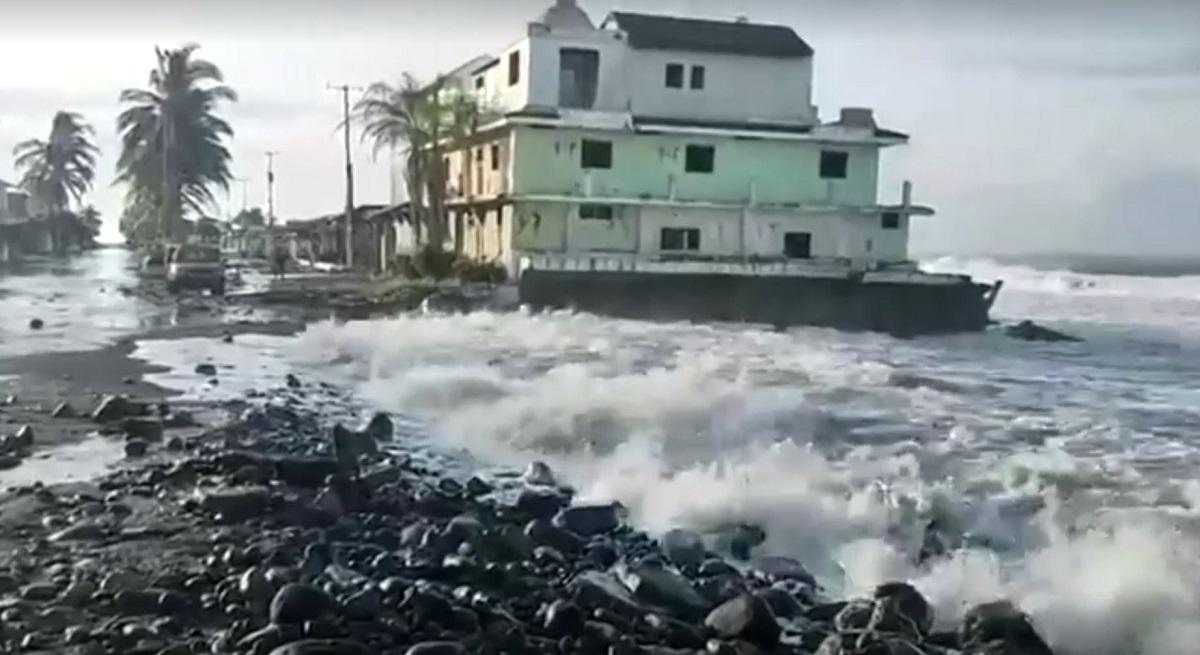 Hurricane Kay Weakens Slightly, Expected to Make Closest Pass to California in 25 Years