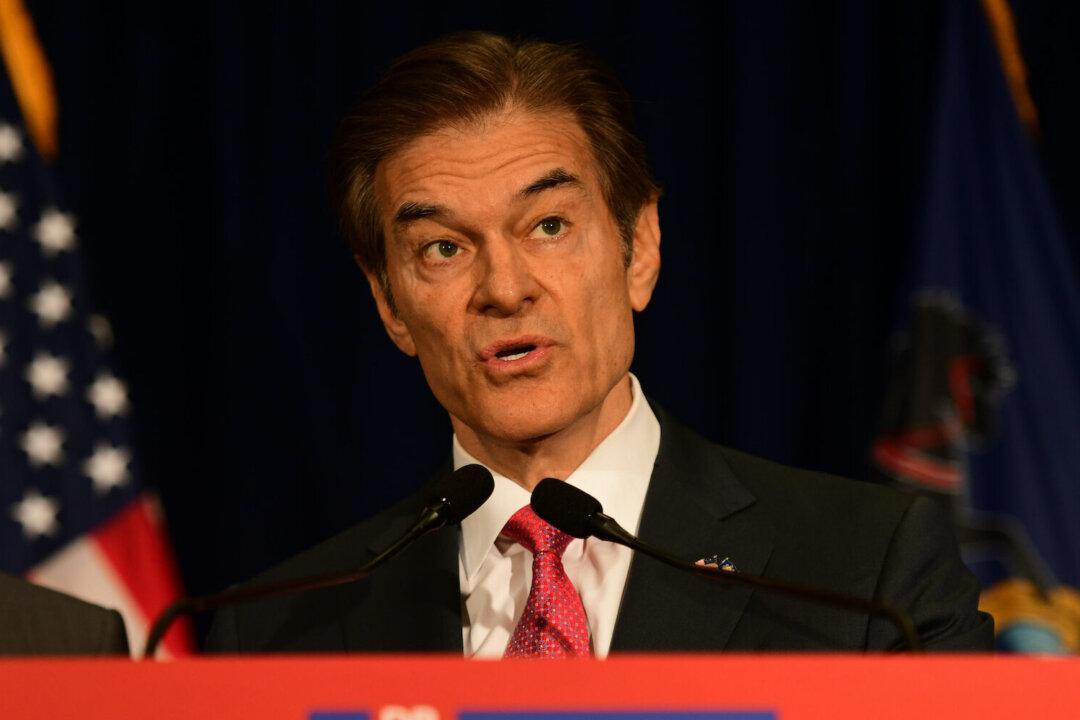 Dr. Oz Rushes Into Crowd, Stays With Woman Who Collapsed at His Rally: Campaign