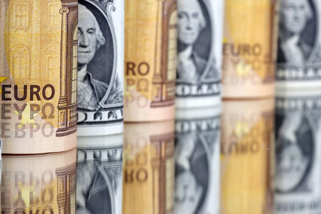 US Dollar Index Hits Highest Level in 2 Years, Euro Falls