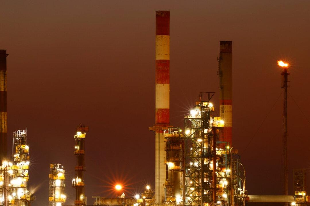 Oil Rises on Strong Crude Demand, Despite China Fears