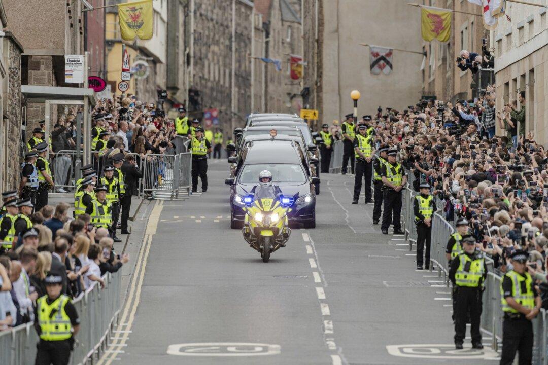 English MP Writes to Police Scotland After Anti-Monarchy Protesters Arrested