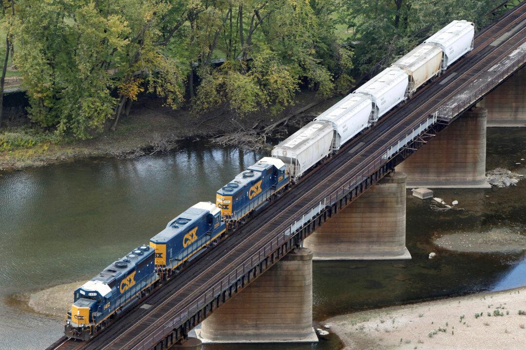 US Railroad Unions Warn of Cargo Delays as Contract Deadline Looms