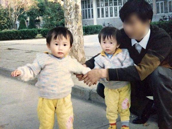 A childhood photo of the twin sisters Doudou and Guoguo. (supplied)