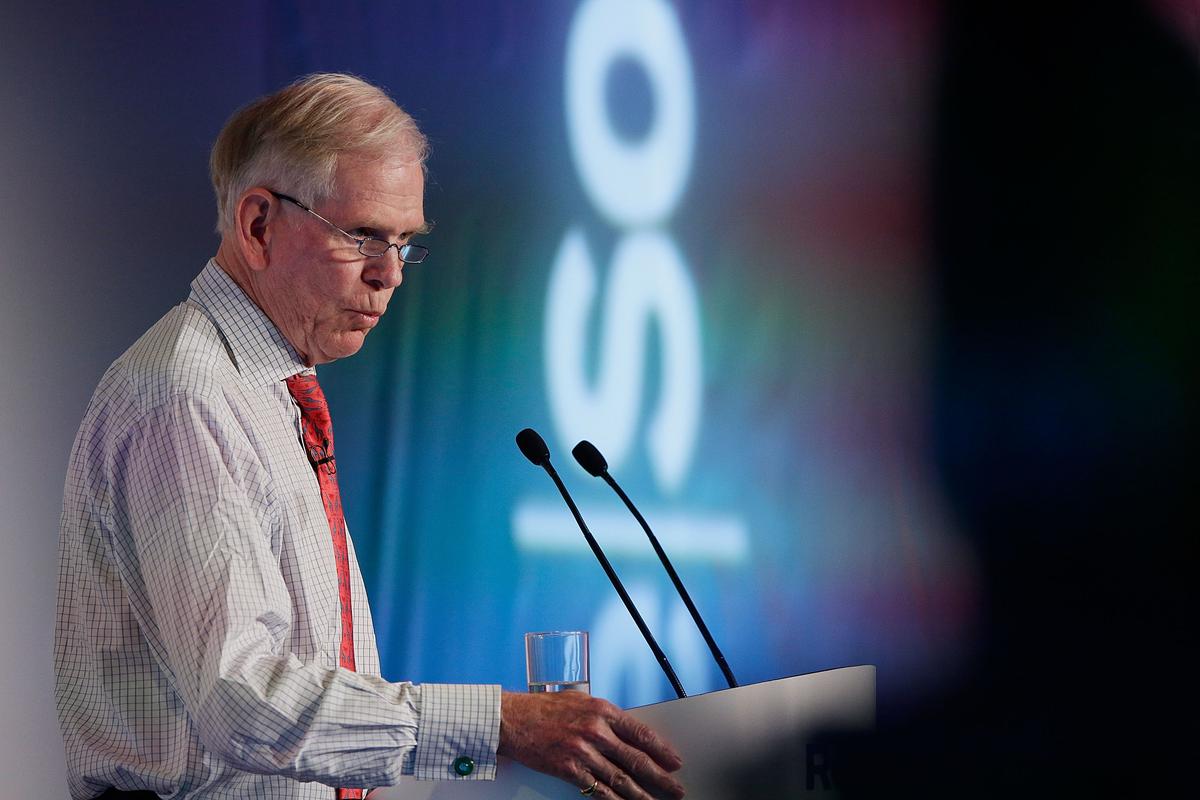 Famed Investor Jeremy Grantham Warns S&P 500 Could Drop Another 26 Percent by 2023