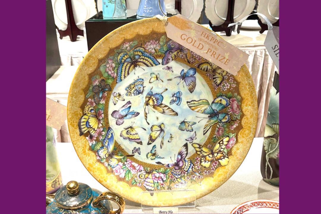 Hong Kong Porcelain Painting Artist Wins Gold Award