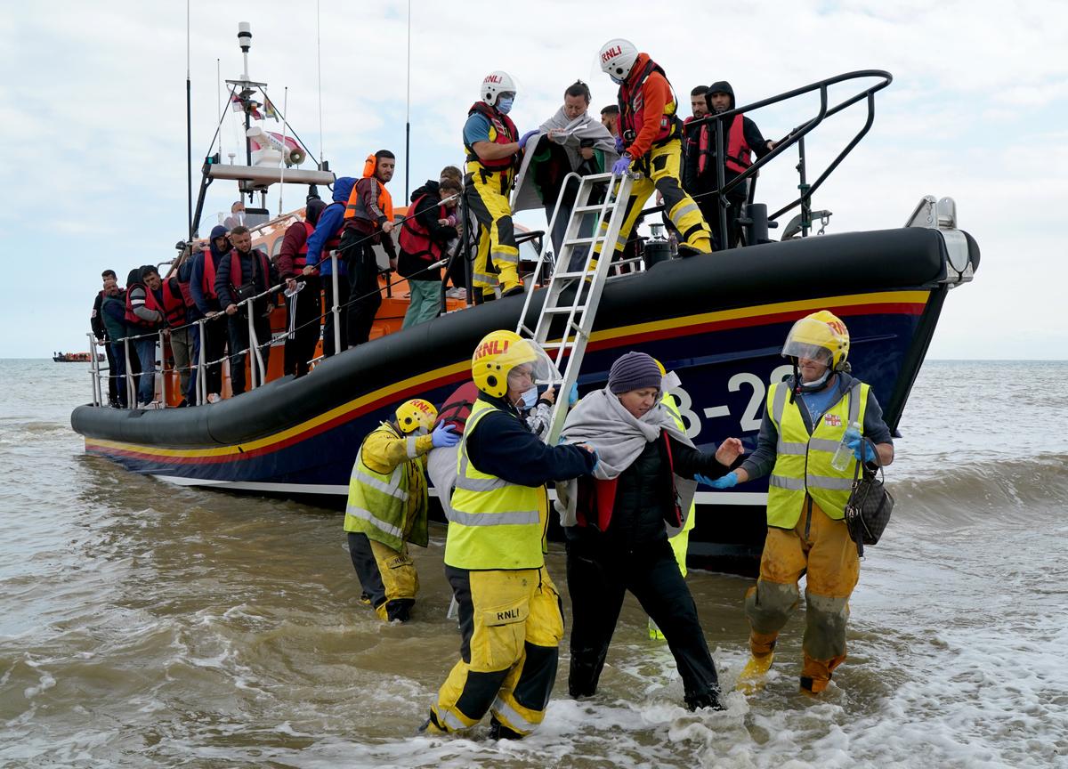 38 Illegal Immigrants Rescued in English Channel From Sinking Boat