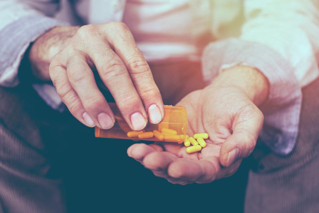 Many Older Adults Use Meds to Block Arthritis Pain