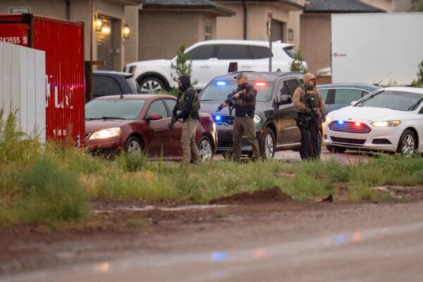FBI agents raid the home of Sam Bateman in Colorado City, Ariz., on Sept. 13, 2022. (Trent Nelson/The Salt Lake Tribune via AP)