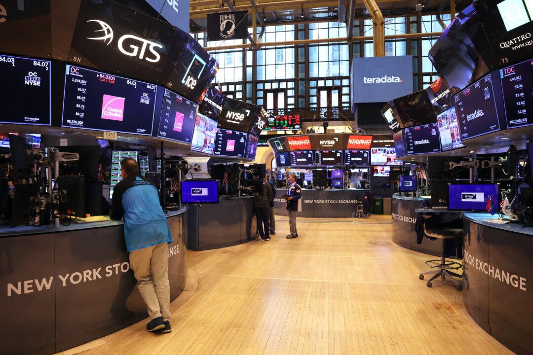 Americans’ Spending Expectations Fall Sharply in Warning Sign for Economy: New York Fed