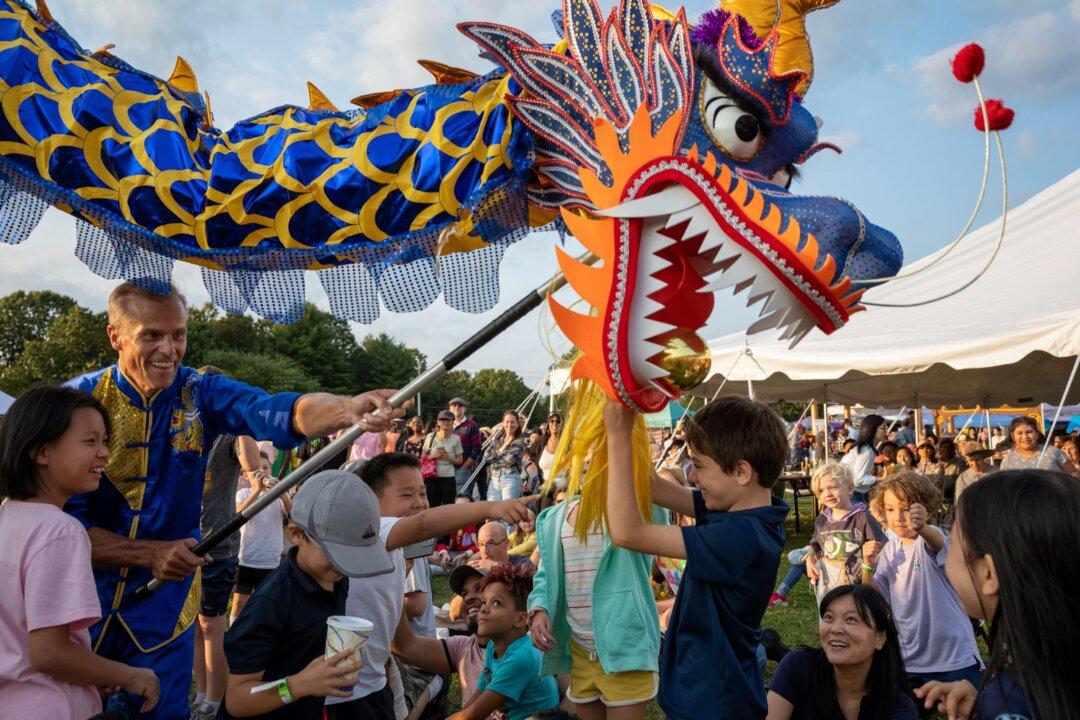 Locals Embrace Chinese Culture at Deerpark Moon Festival