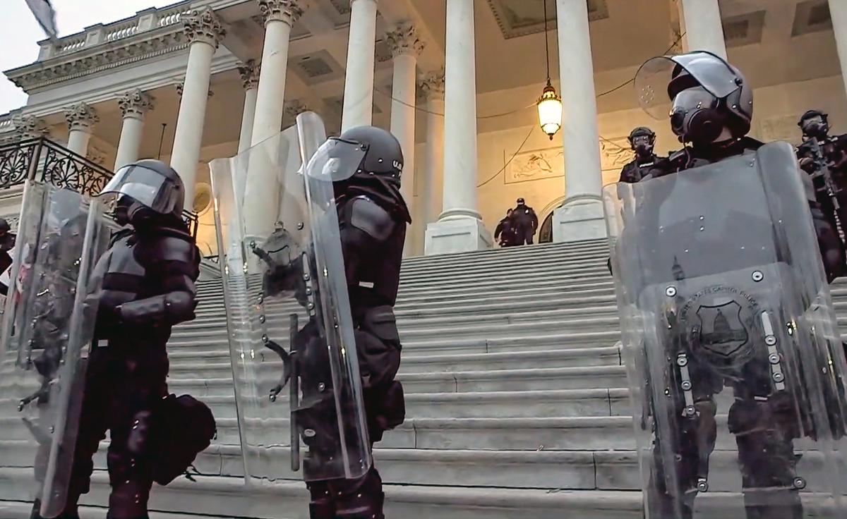 Whistleblowers Allege Intelligence, Command-and-Control Failures at US Capitol Police, Lawmaker Says