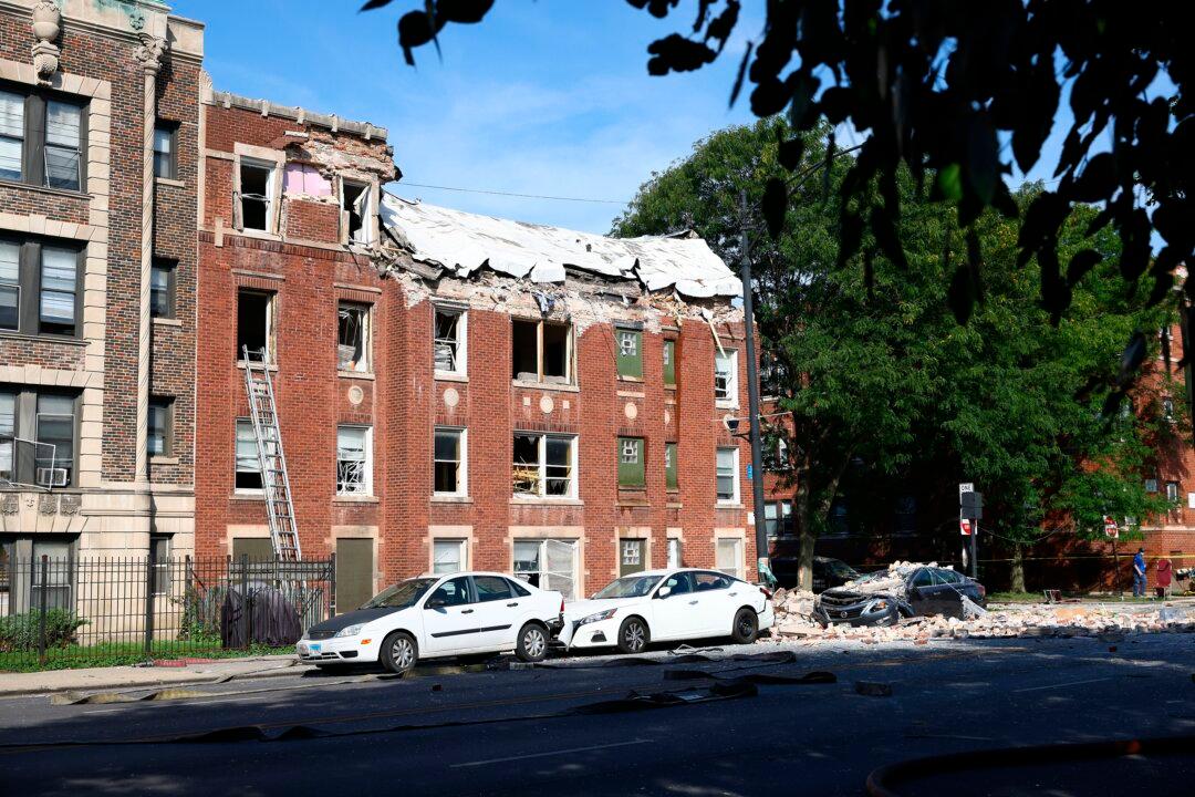 Officials: 8 Injured in Chicago Apartment Building Explosion
