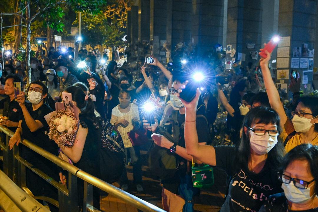 HK People Mourn the Queen Unabated Outside UK Consulate With One Arrested for Playing the British National Anthem