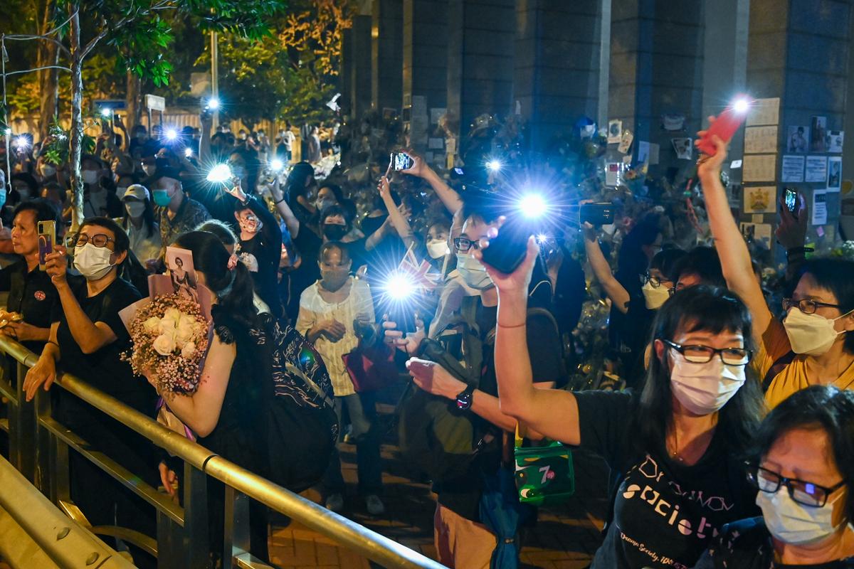 HK People Mourn the Queen Unabated Outside UK Consulate With One Arrested for Playing the British National Anthem