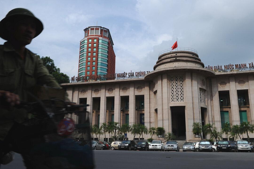 Vietnam Central Bank to Raise Policy Rates by 100 Bps