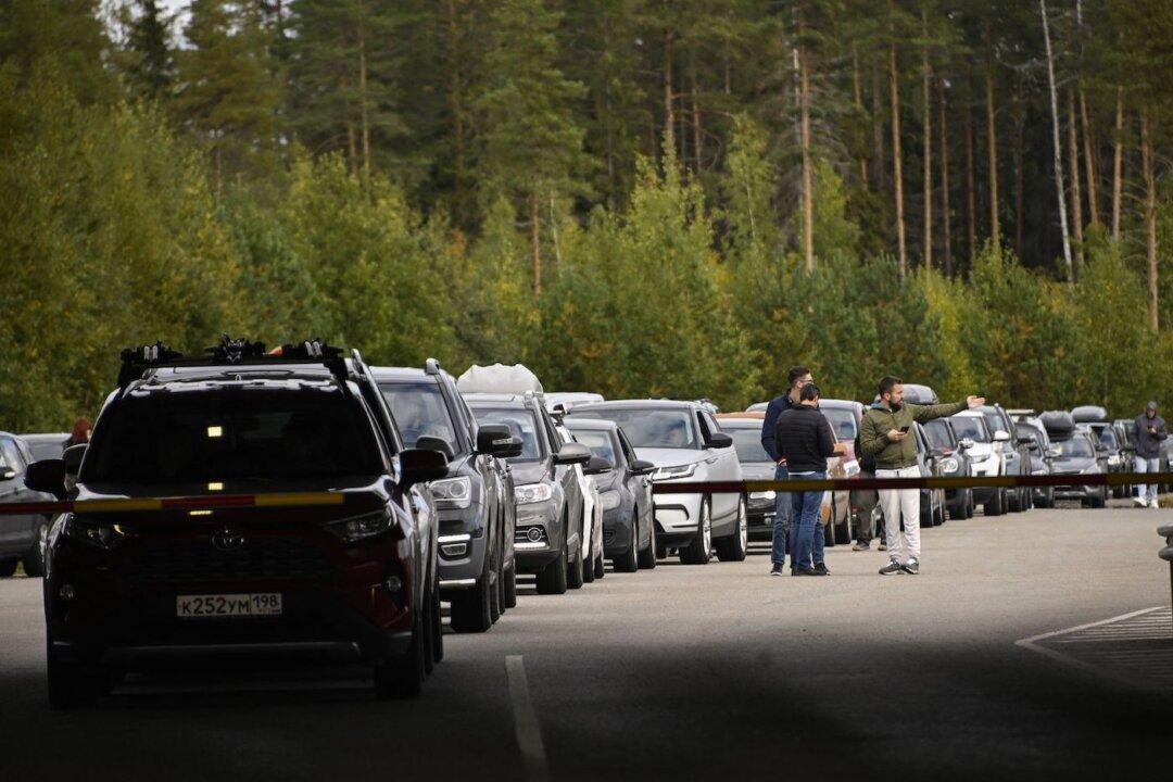 Russians Flee Putin’s Military Draft, Race to Borders to Escape Fighting Ukraine