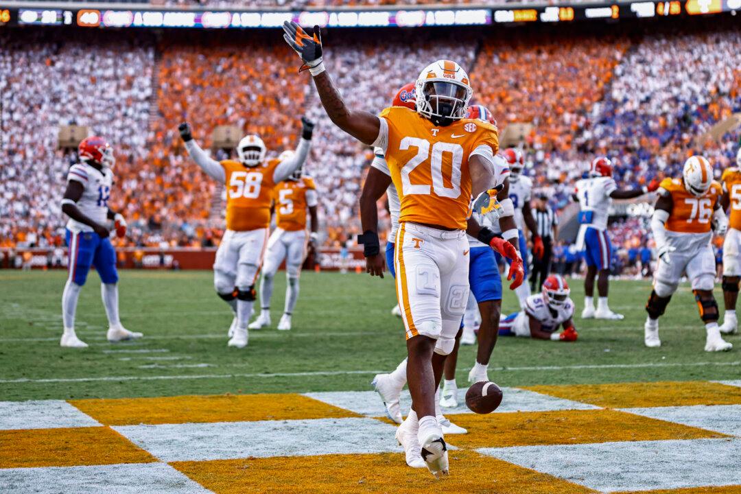 Hooker Sparks No. 11 Tennessee Over No. 20 Florida, 38–33