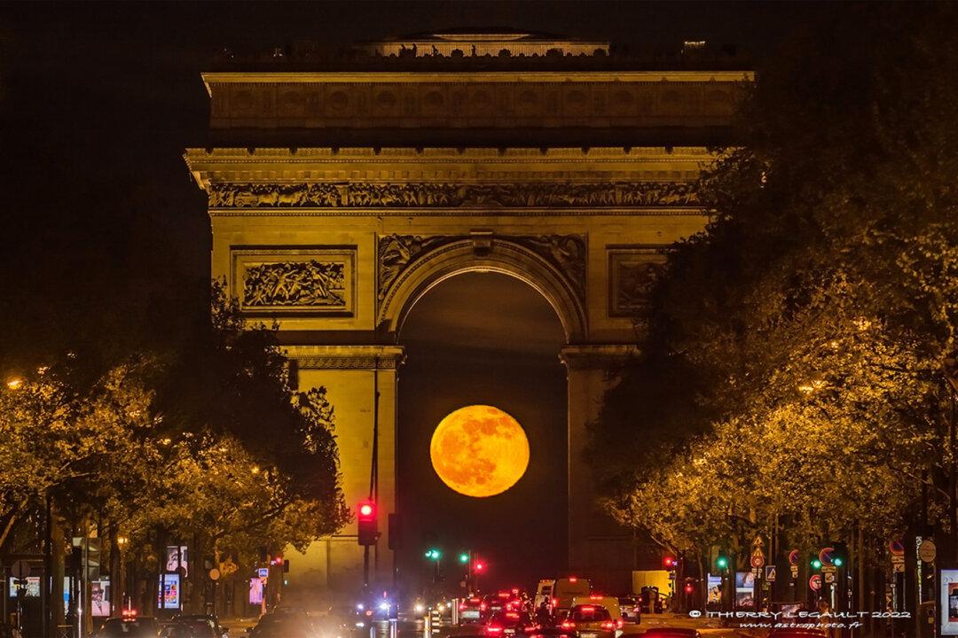 VIDEO: Photographer Captures Time-Lapse of Full Moon Shining Through Arc de Triomphe in Paris