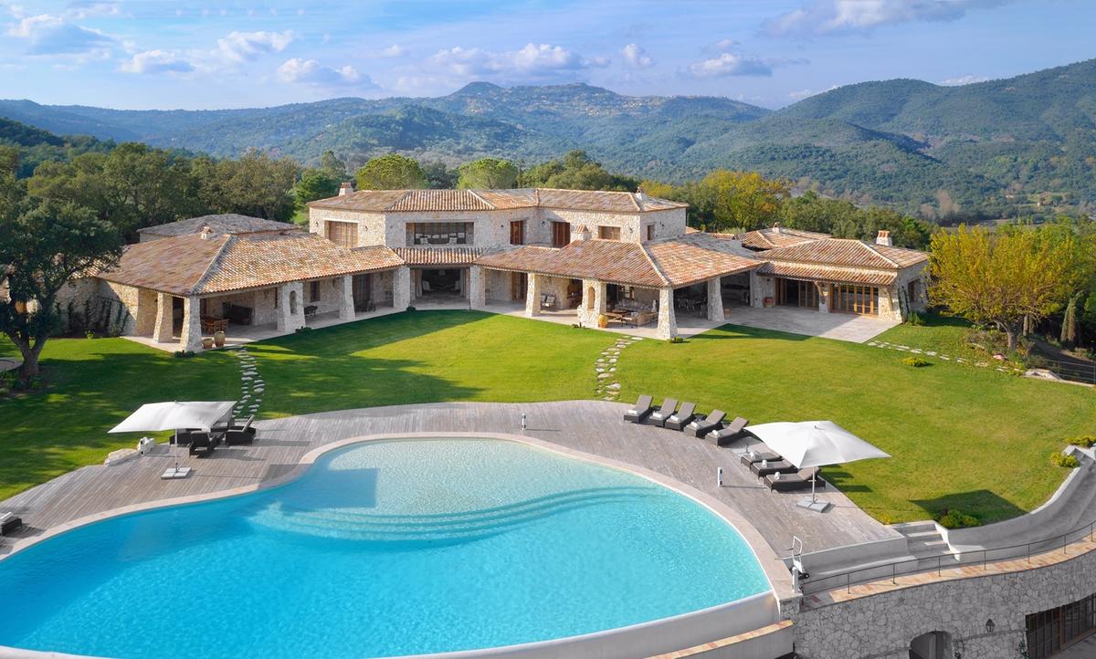 The main house’s inviting infinity pool looks out over a breathtakingly beautiful Cote d'Azur panorama. (Courtesy of the property owners & Carlton International)