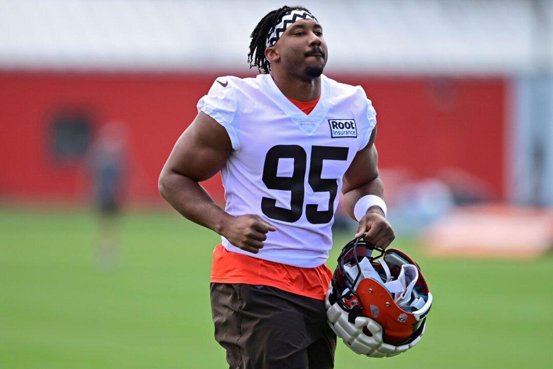 Browns’ Star Garrett Suffers Sprain, Banged Up in Car Crash