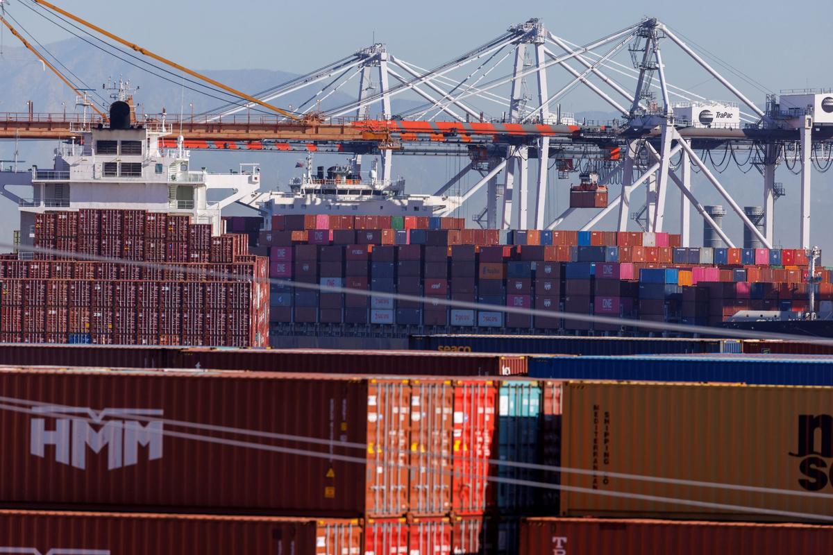 US Import Prices Fall in January; Annual Increase Smallest in Two Years