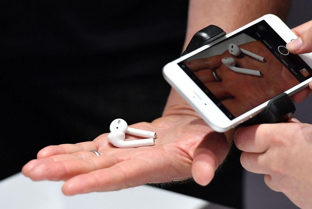 250 Scientists Highlight Concerns With Earbuds