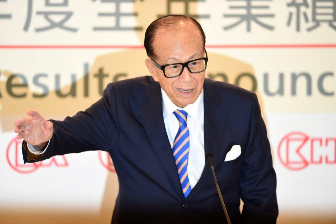 Hong Kong Billionaire Reduces Stake in Chinese Bank Amid China’s Banking Troubles